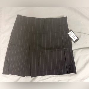 BNWT H&M black pleated skirt with pin stripes